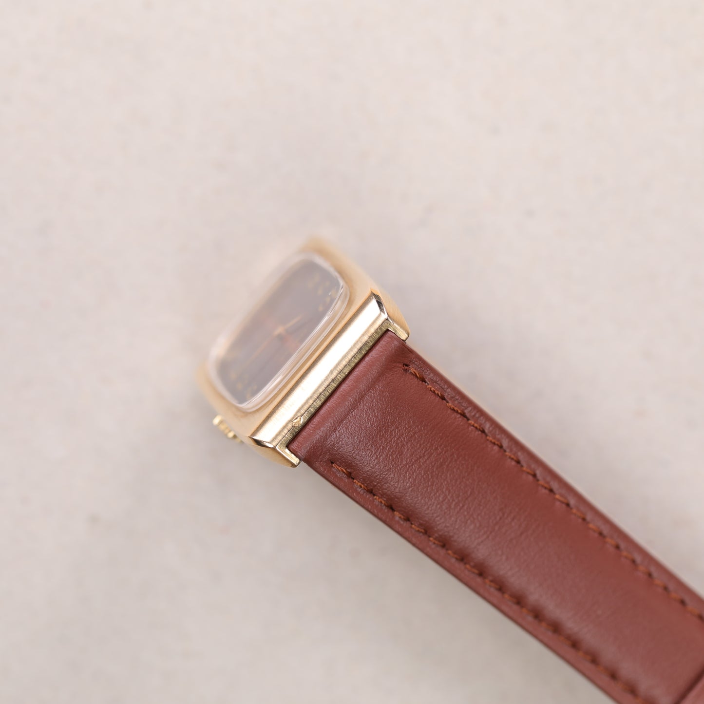 Omega Genève 5110469 | 24,5mm * 36mm | 1973 | Cadran marron | Plaqué or