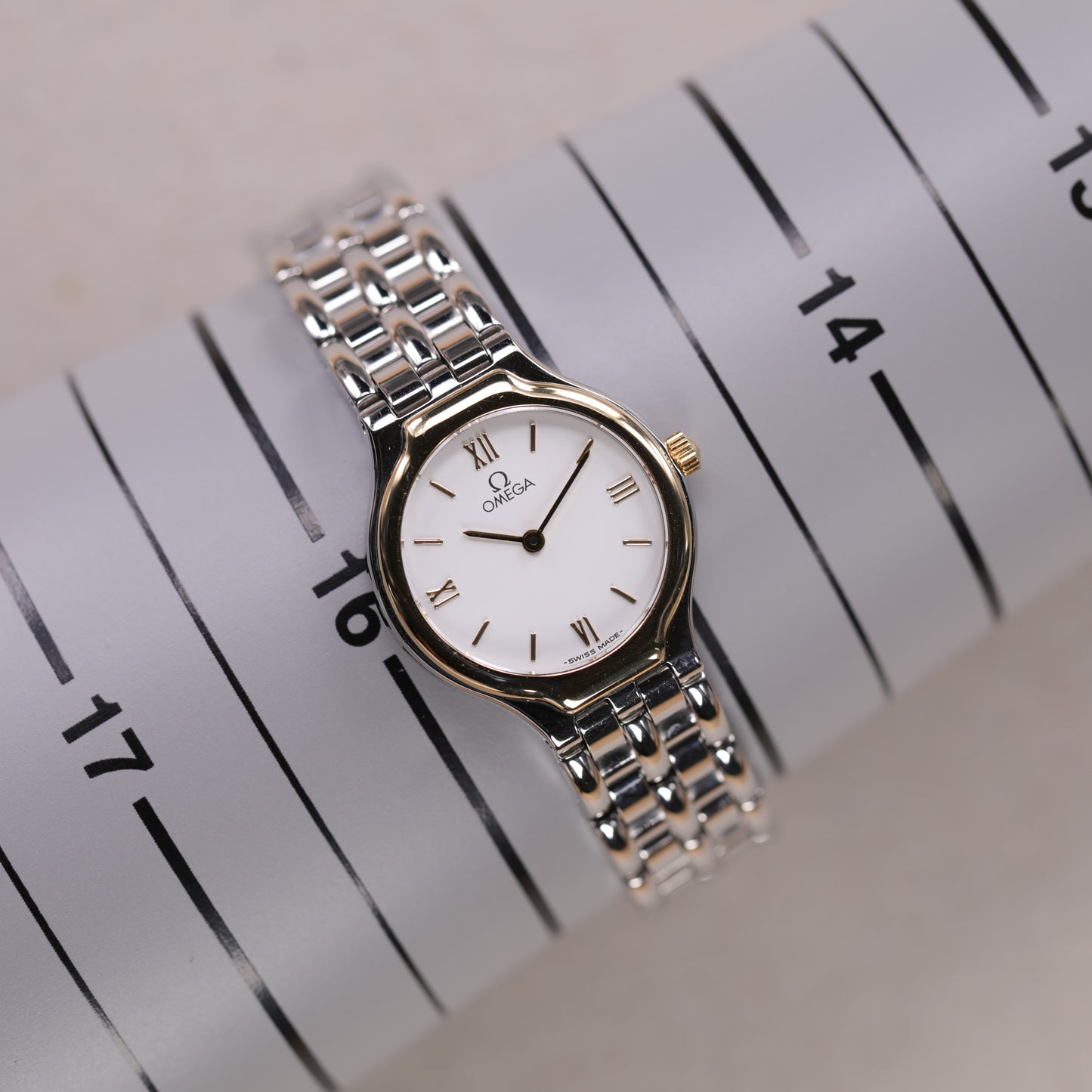 Omega 4360.23.00 | 23,5 mm | 1995 | Cadran blanc | Boite & Papiers | Or / Acier