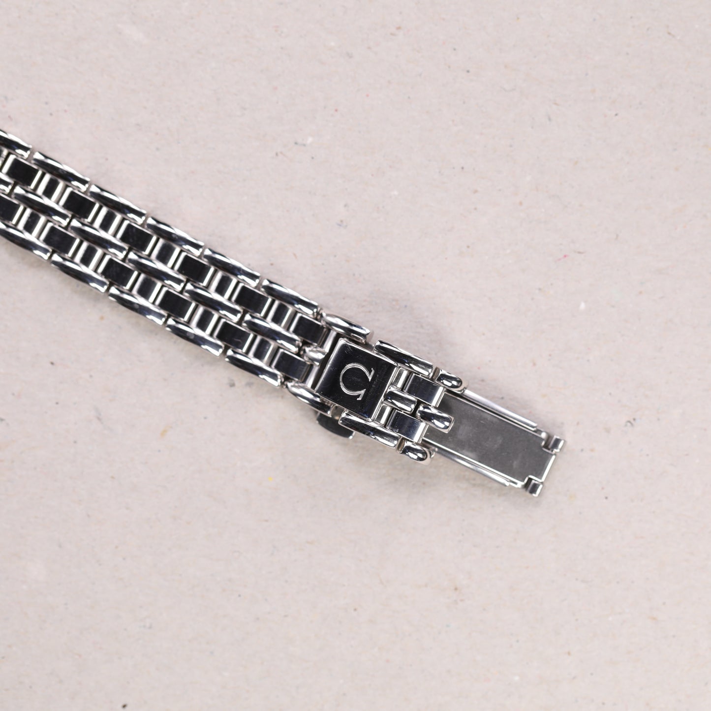 Omega 4360.23.00 | 23,5 mm | 1995 | Cadran blanc | Boite & Papiers | Or / Acier