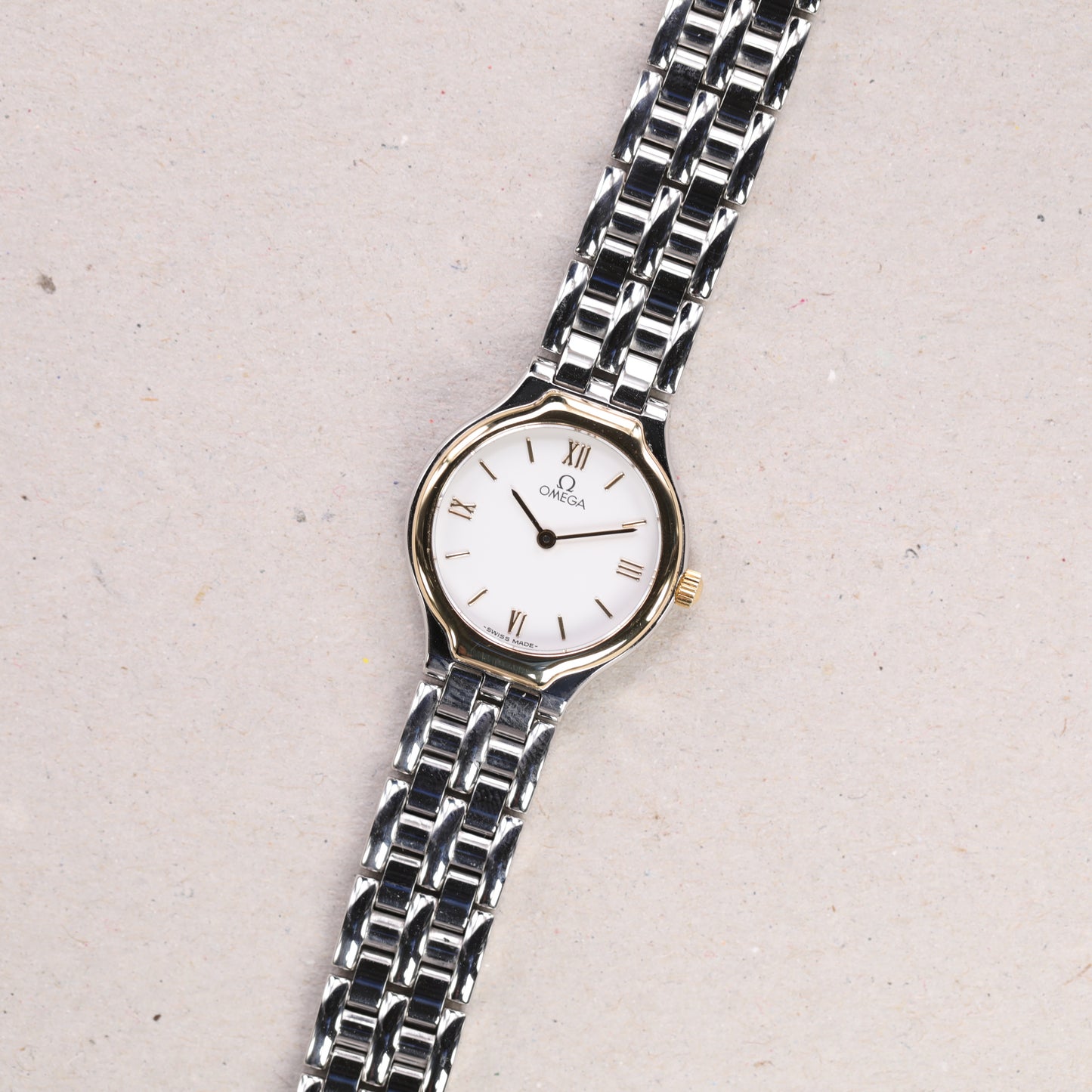 Omega 4360.23.00 | 23,5 mm | 1995 | Cadran blanc | Boite & Papiers | Or / Acier