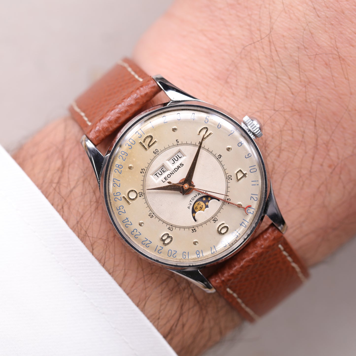 Leonidas Triple Date Moon Phase | 35 mm | CIRCA 1950 | Acier