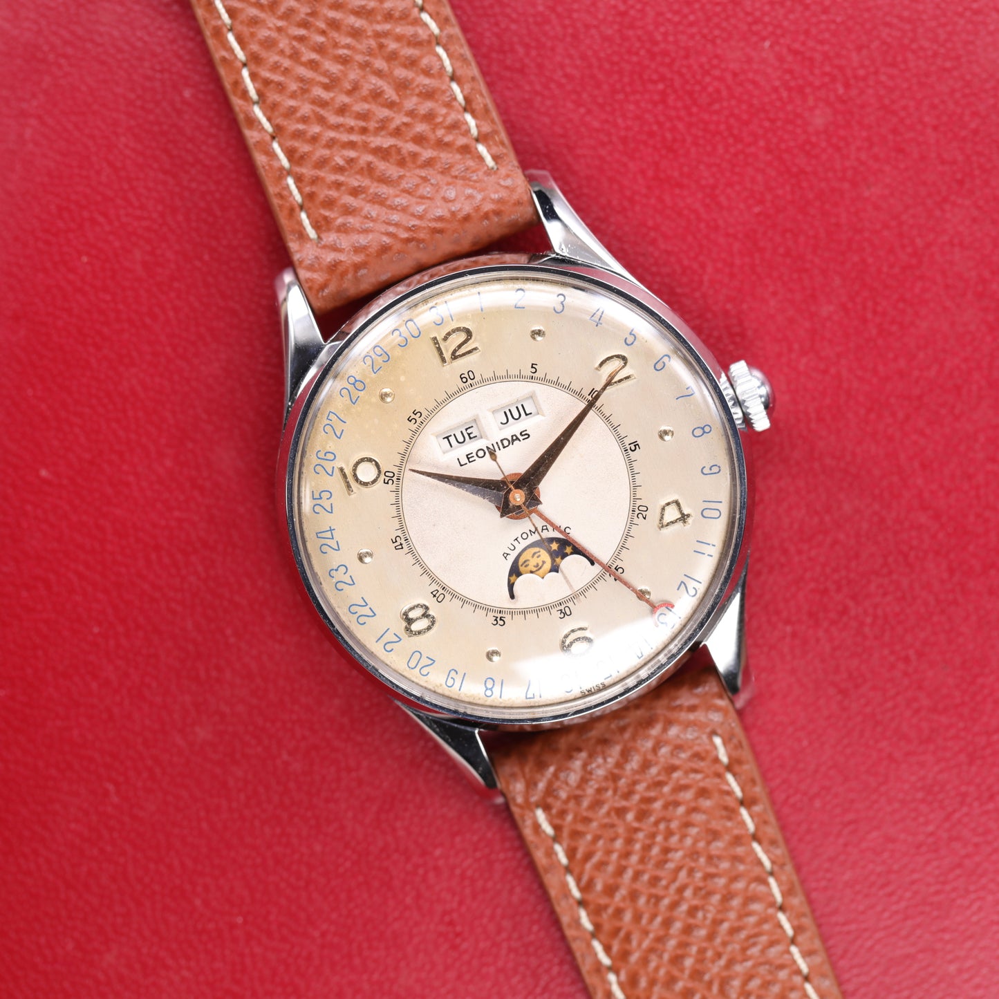 Leonidas Triple Date Moon Phase | 35 mm | CIRCA 1950 | Acier