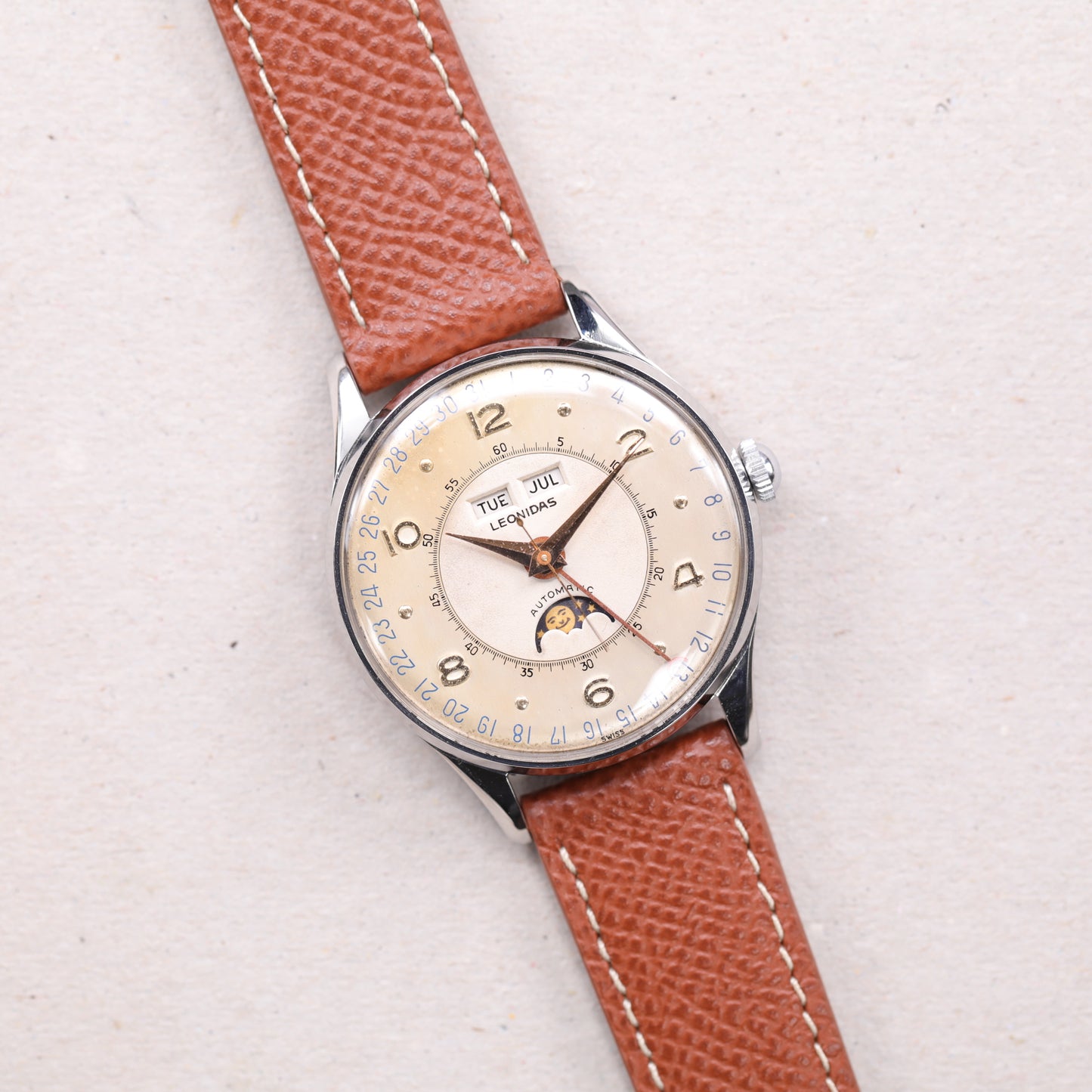 Leonidas Triple Date Moon Phase | 35 mm | CIRCA 1950 | Acier