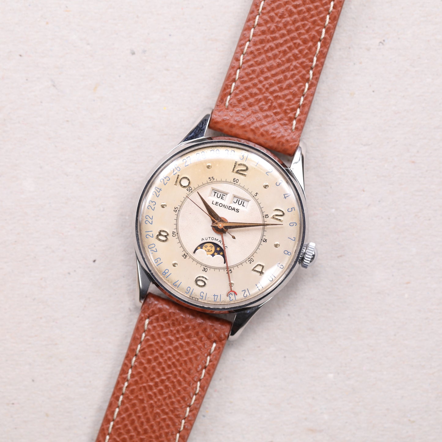 Leonidas Triple Date Moon Phase | 35 mm | CIRCA 1950 | Acier